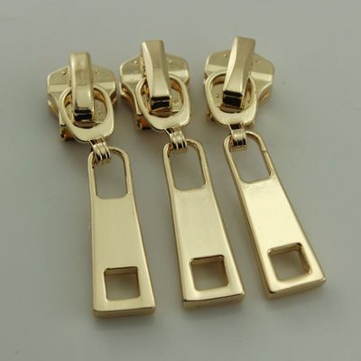 綠色箱包新選擇 歐洲環(huán)保電鍍拉鏈頭，5號金屬拉鏈頭批發(fā)定做特價(jià)供應(yīng)